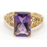 9ct gold amethyst ring with pierced shoulders, size O, 2.4g