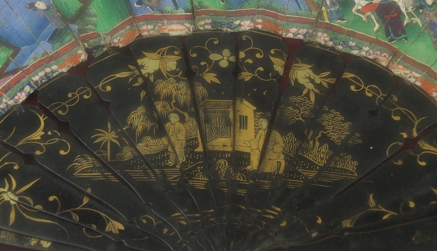 Chinese brisé fan with black lacquered sticks and guards, hand painted and gilded with figures in - Image 5 of 6