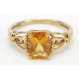 9ct gold orange stone ring with pierced shoulders, size O, 1.8g