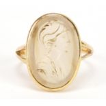 Unmarked gold intaglio glass seal ring, engraved with a roman gladiator, size M, 5.7g