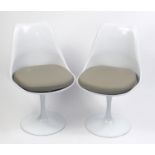 Pair of Eero Saarinen design tulip chairs, each 81cm high