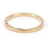 Unmarked gold wedding band, size M, 1.8g