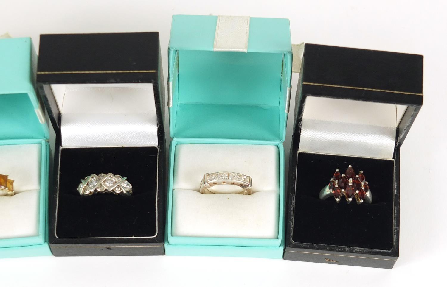 Five silver rings set with semi precious stones housed in gift boxes, various sizes, 25.0g - Image 3 of 5