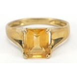 9ct gold orange stone ring, possibly citrine, size O, 2.5g