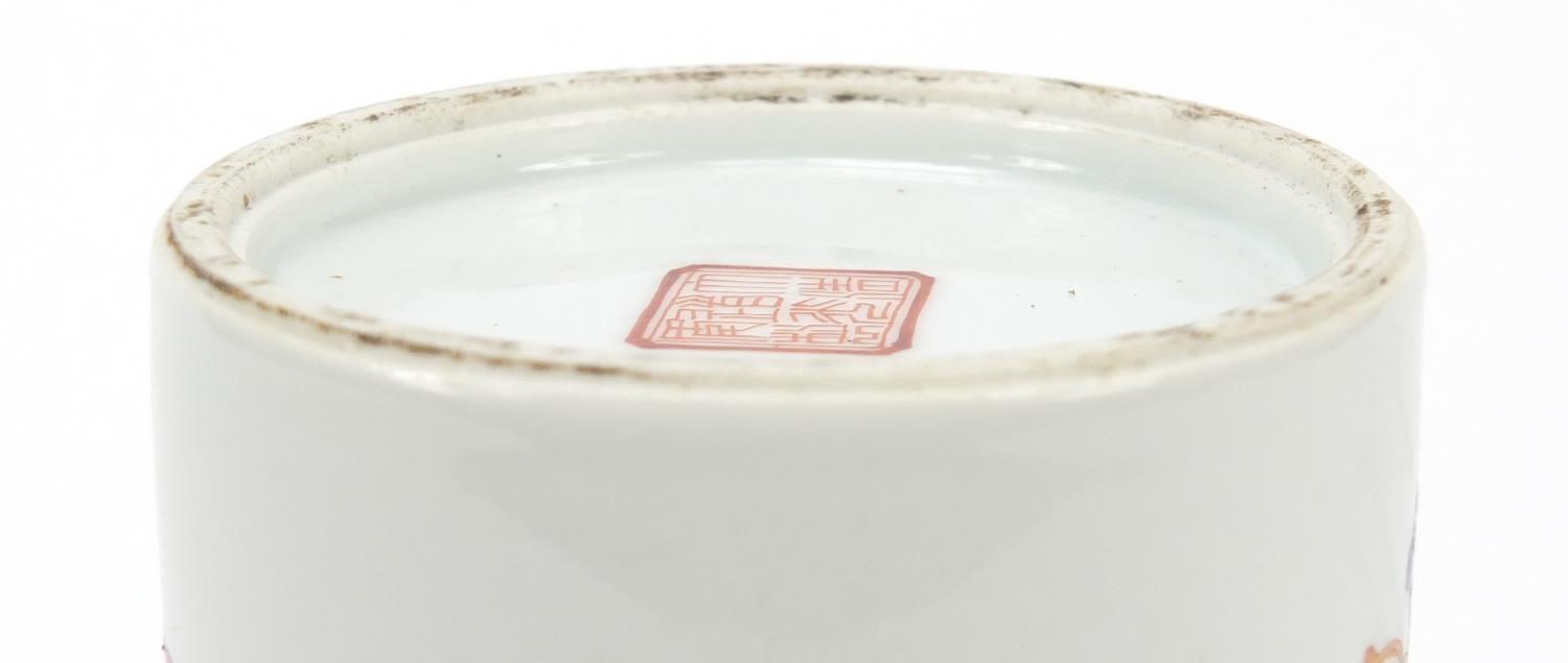 Chinese porcelain brush pot hand painted in the famille rose palette with warriors and - Image 8 of 8