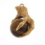 Unmarked gold dragon claw and tiger's eye charm, 2.5cm high, 5.0g