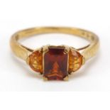 9ct gold red and orange stone ring, size O, 1.9g