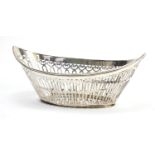 Sibray, Hall & Co Ltd, silver basket with pierced decoration, Birmingham 1902, 25cm wide, 276.5g