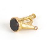 Unmarked gold bloodstone harp charm, 2cm high, 1.8g