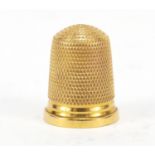 Edward VII 15ct gold thimble, 2.2cm high, 4.5g