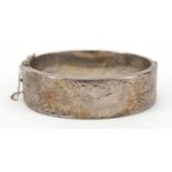 Victorian style silver hinged bangle engraved with flowers, hallmarked Birmingham 1973, 7cm wide,