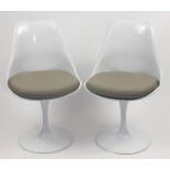 Pair of Eero Saarinen design tulip chairs, each 81cm high