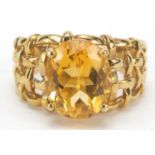 9ct gold orange stone weave design ring, size O, 5.5g