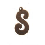 9ct gold initial S pendant, 1.7cm high, 0.9g