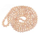 Cultured pearl necklace, 120cm in length, 84.5g