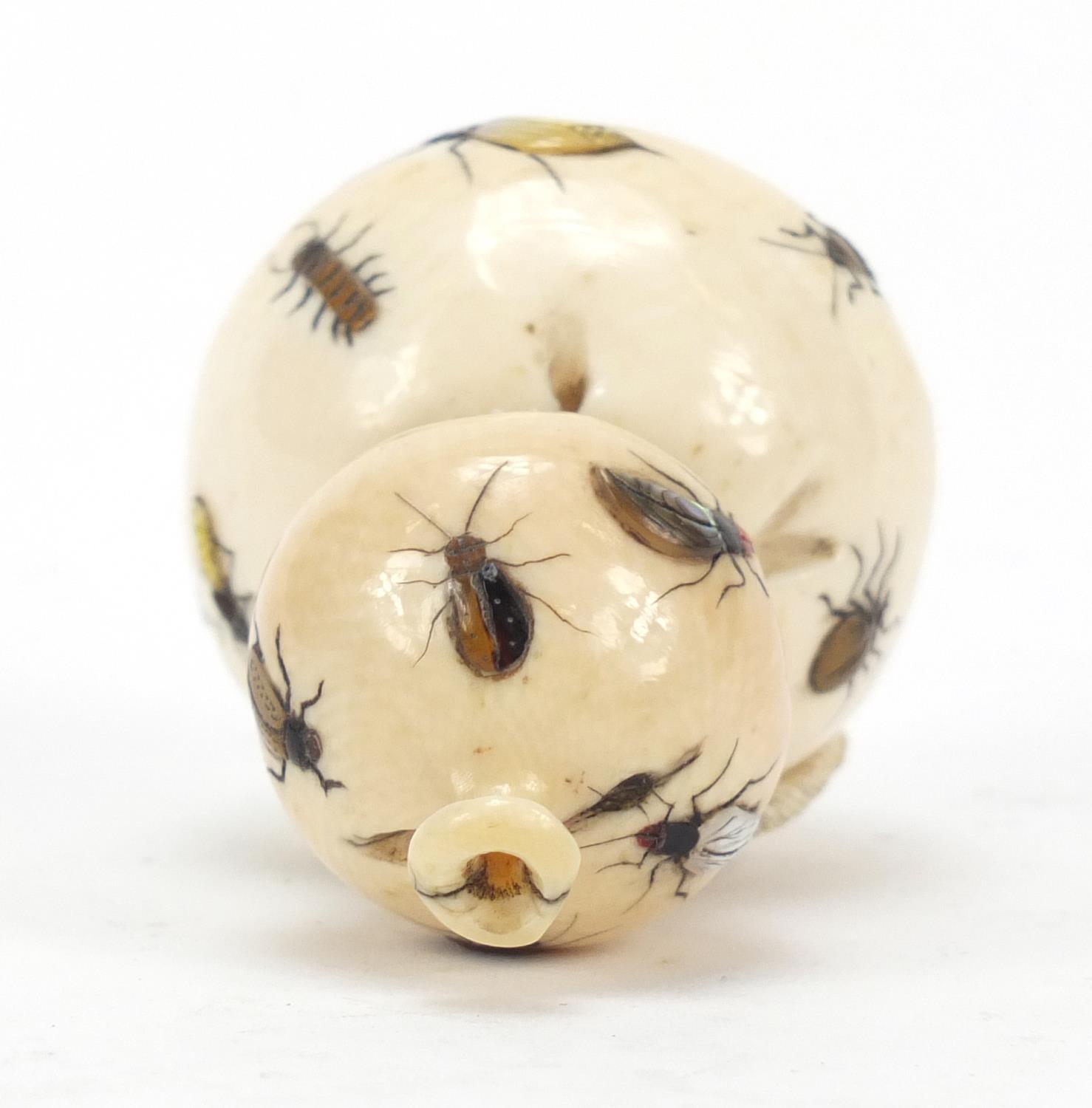 Good Japanese shibayama carved ivory double gourd sack inlaid with insects, 7.5cm high - Image 5 of 6