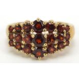 9ct gold red stone graduated three row ring, size O, 4.4g