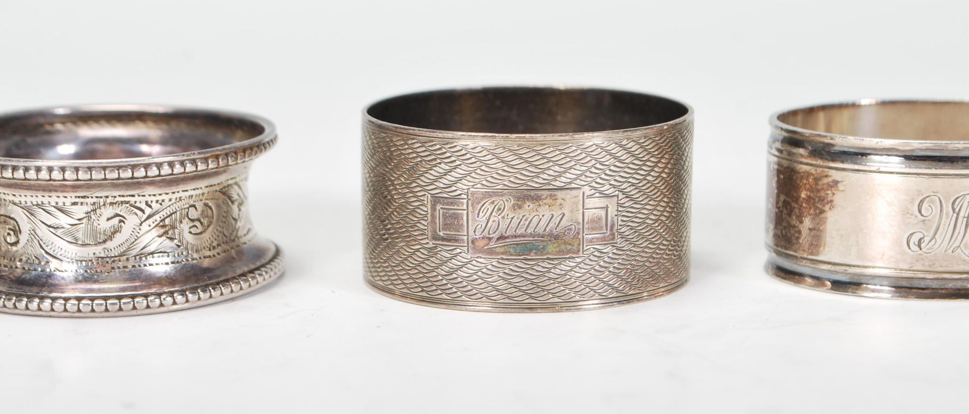A harlequin set of four silver napkin rings to include an engine turned ring engraved Brian ( - Bild 4 aus 9