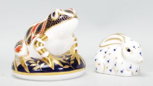 A Crown Derby paperweight in the form of a frog decorated with the Imari pattern together with a