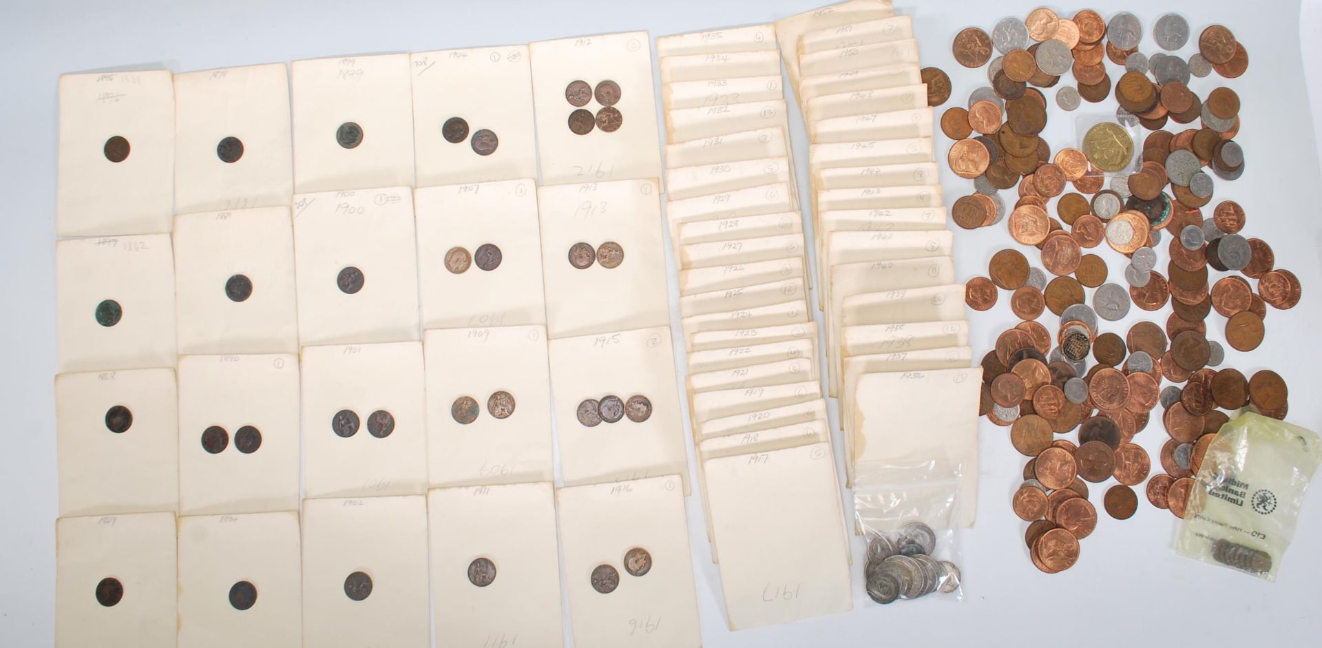 A collection of coins dating form the 19th Century to include full and half silver coinage Six - Bild 12 aus 12