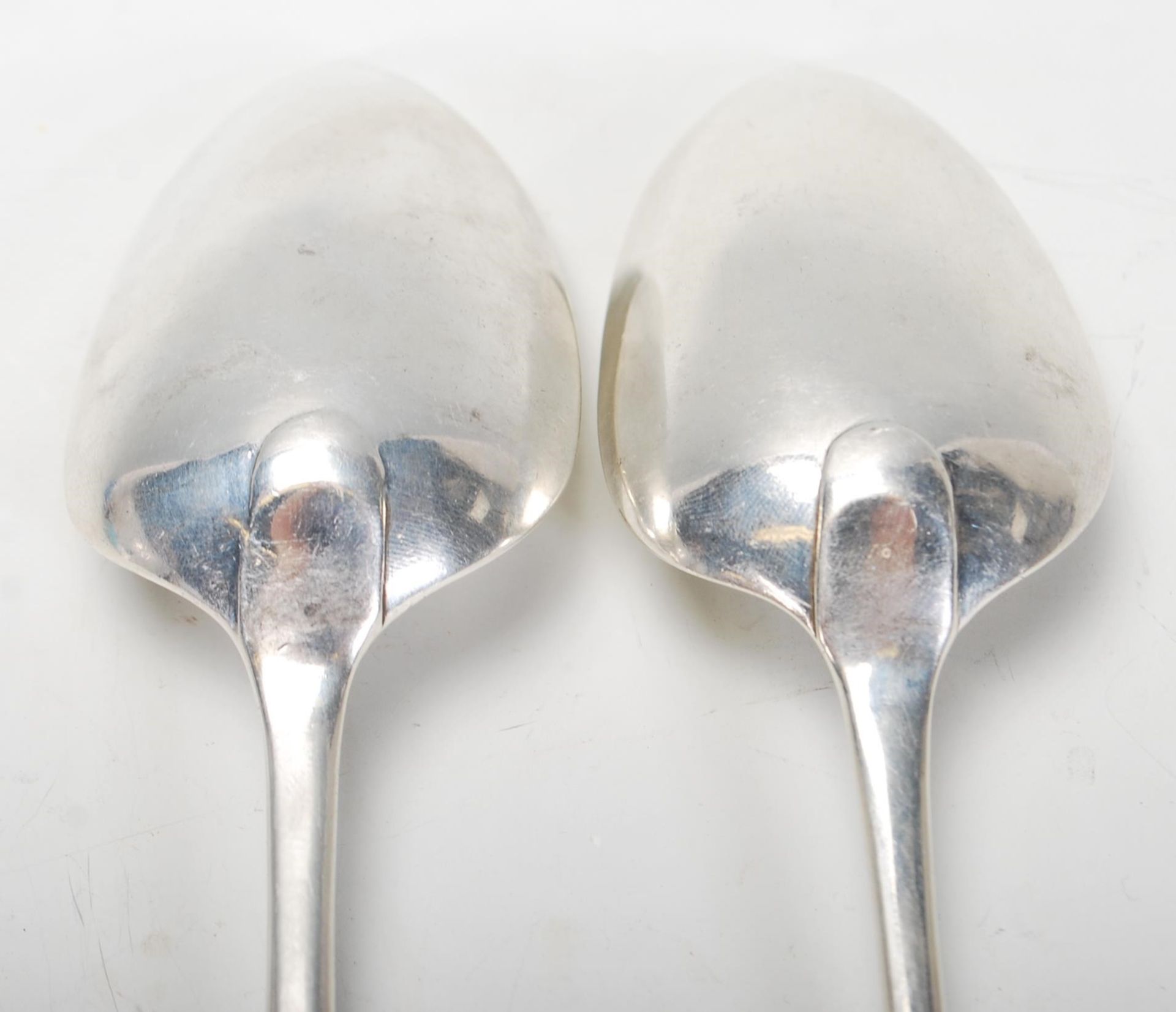 A pair of early 19th Century George III Alice and George Burrows silver hallmarked serving spoons - Bild 5 aus 6