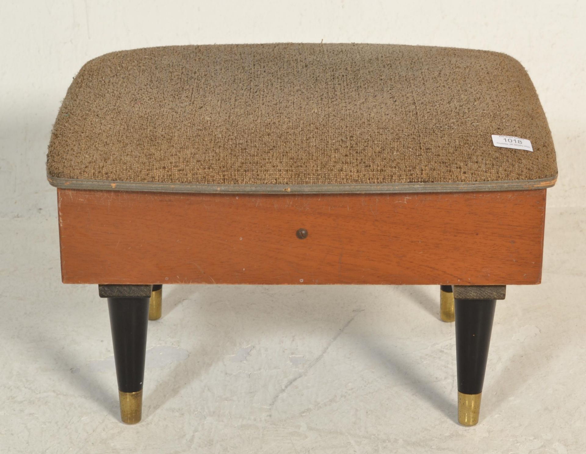 A retro mid century, circa 1950's teak wood and upholstered foot stool sewing box. The upholstered - Bild 2 aus 4