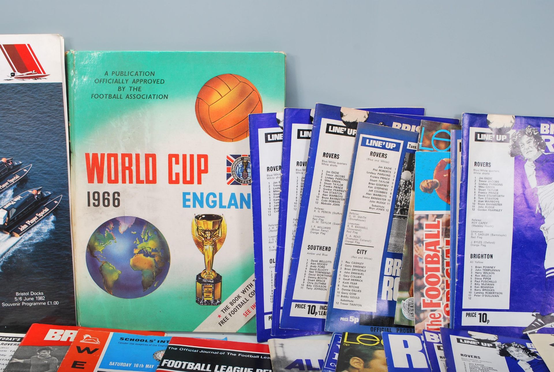 A collection of football related ephemera to include a The Crosse & Blackwell World Cup Action - Bild 3 aus 10