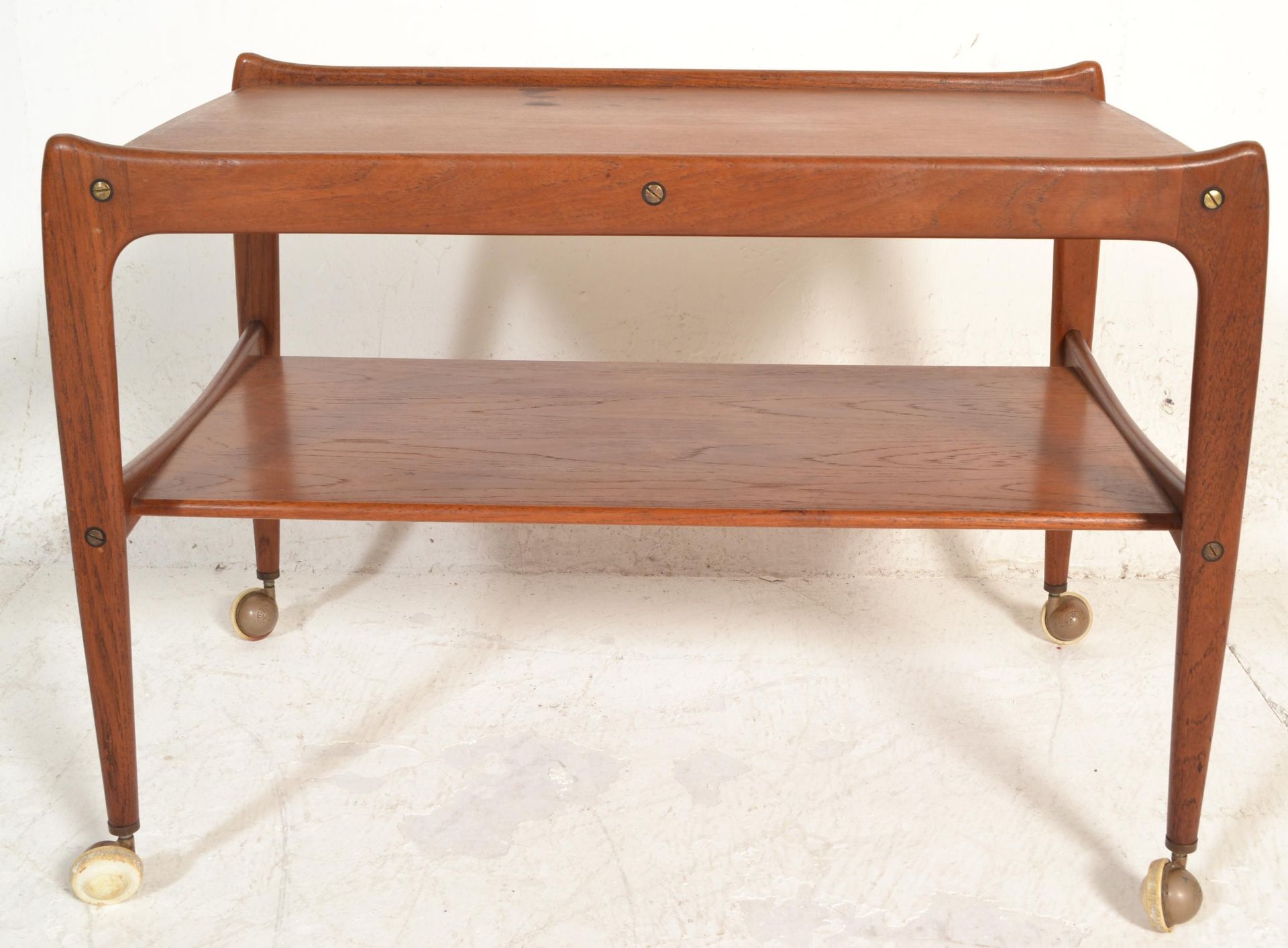 A stunning 1960's retro vintage teak wood two tier drinks / serving / cocktail trolley having shaped - Bild 2 aus 4