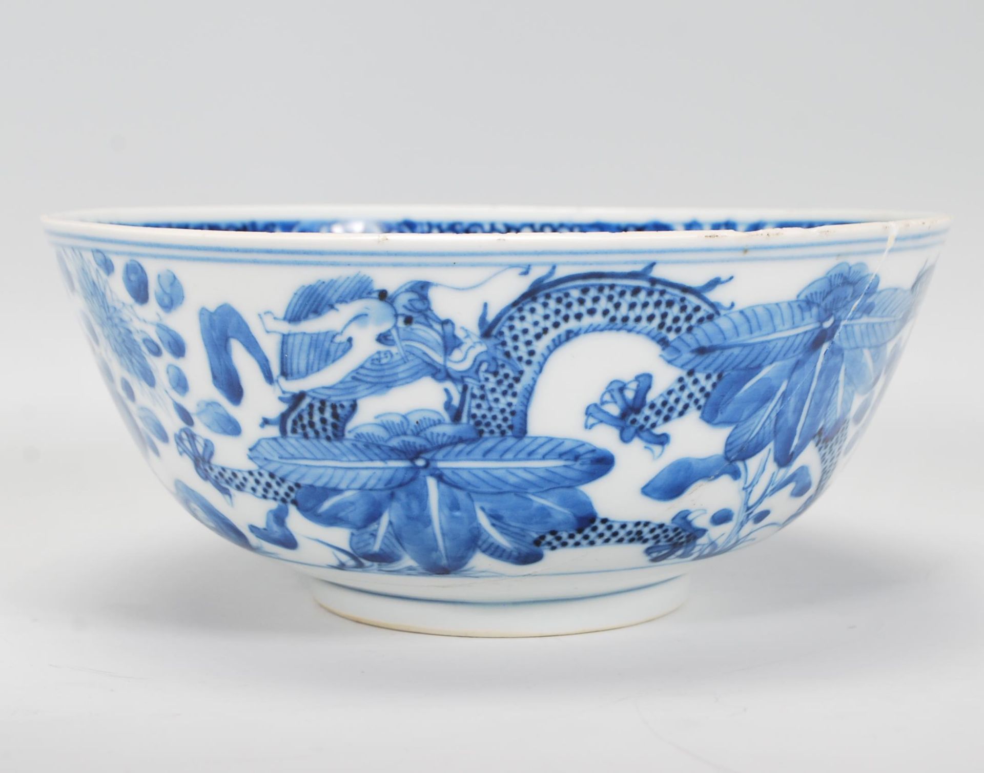 A 19th Century Chinese centrepiece bowl hand painted blue and white decoration having hand painted - Bild 3 aus 7