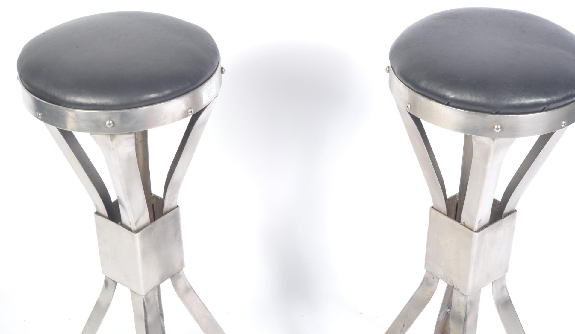 A pair of 20th Century retro vintage industrial workbench / bar stools of polished metal - Bild 2 aus 5