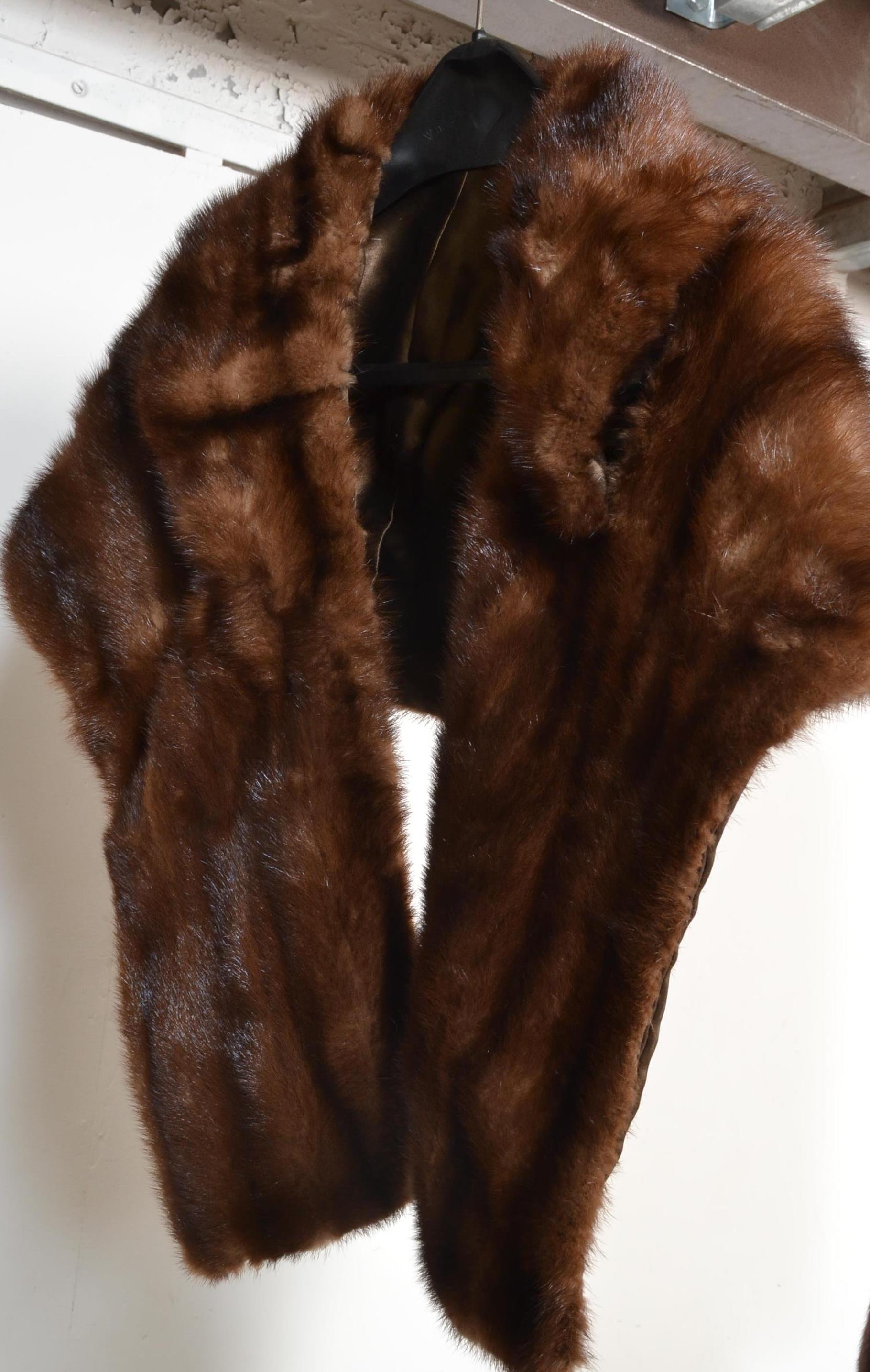 A vintage mid Century ladies beaver fur coat having a short collar with silk lined interior - Image 2 of 4