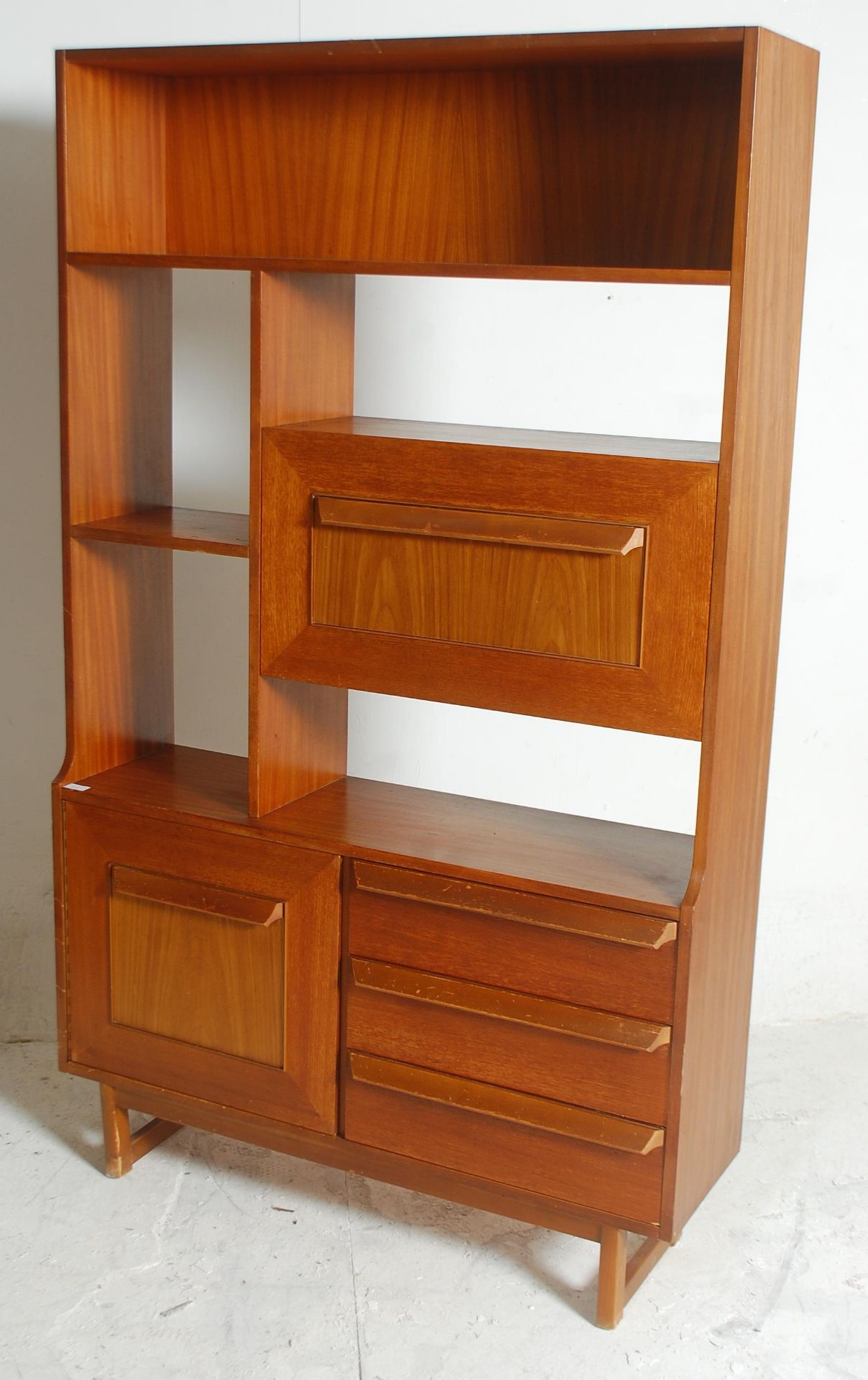 A retro mid 20th Century teak wood room unit having fitted shelves above a configuration of three - Bild 3 aus 5