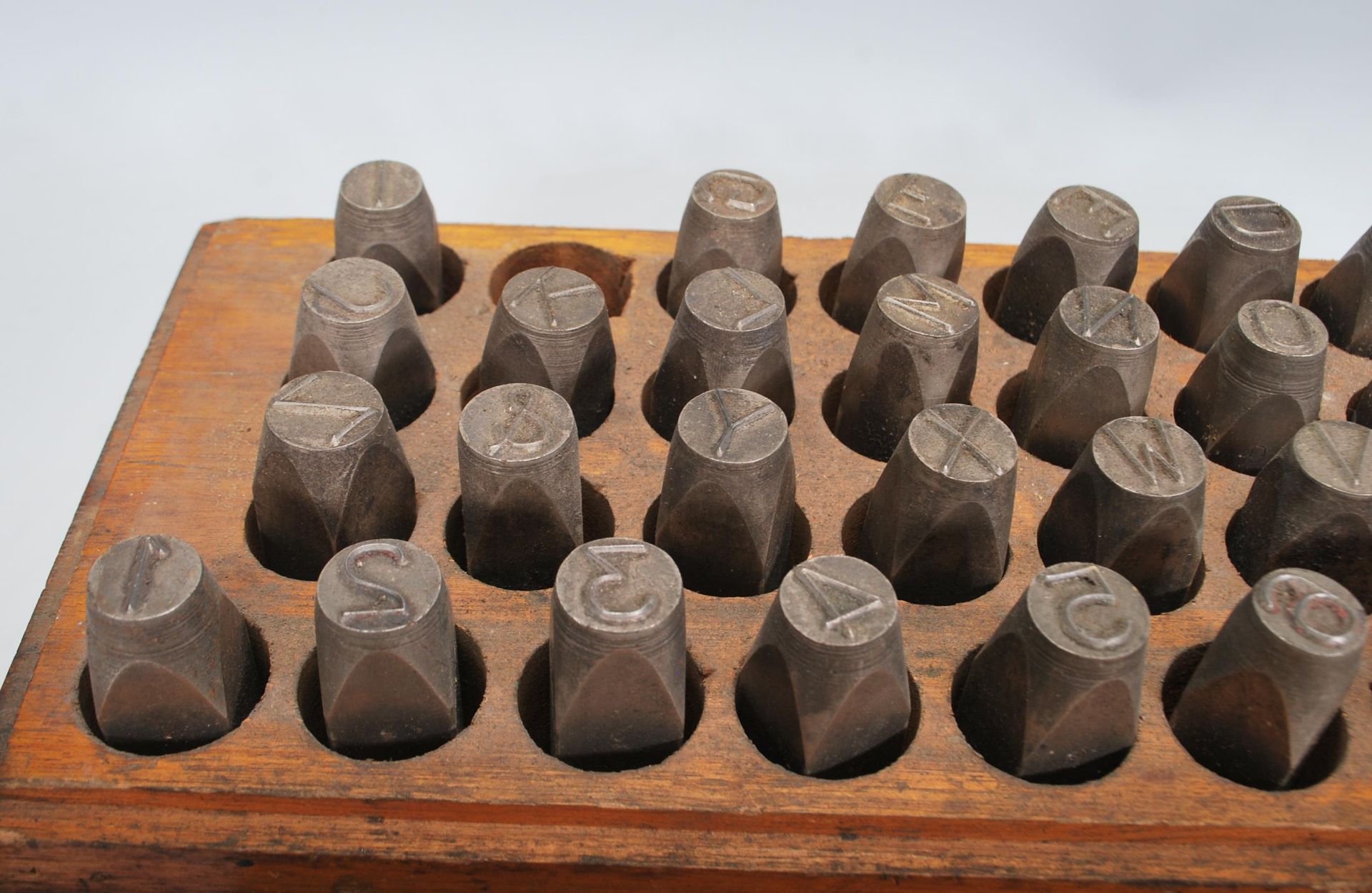 A vintage 20th Century oak cased Priority Marking Punches of metal construction. A-Z sadly missing - Bild 3 aus 7