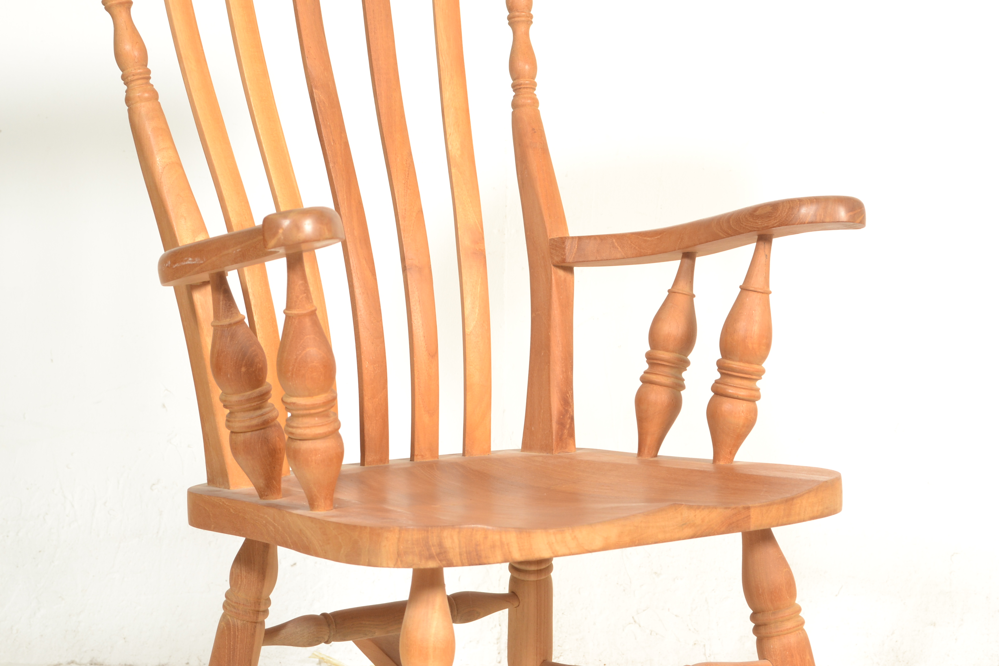 A good quality Windsor rocking chair / armchair. Of beech wood construction having turned legs on - Image 4 of 5