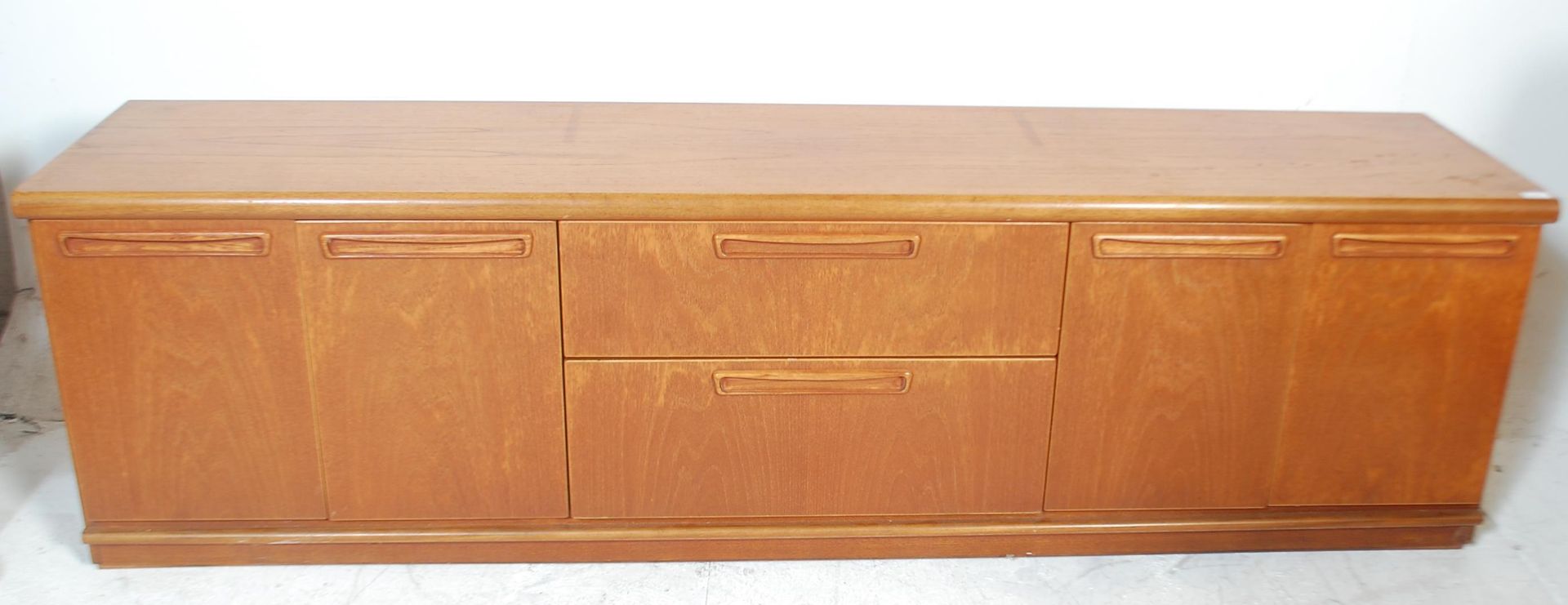A retro 20th Century teak wood lowboard / sideboard having a configuration of two central drawers - Bild 3 aus 7