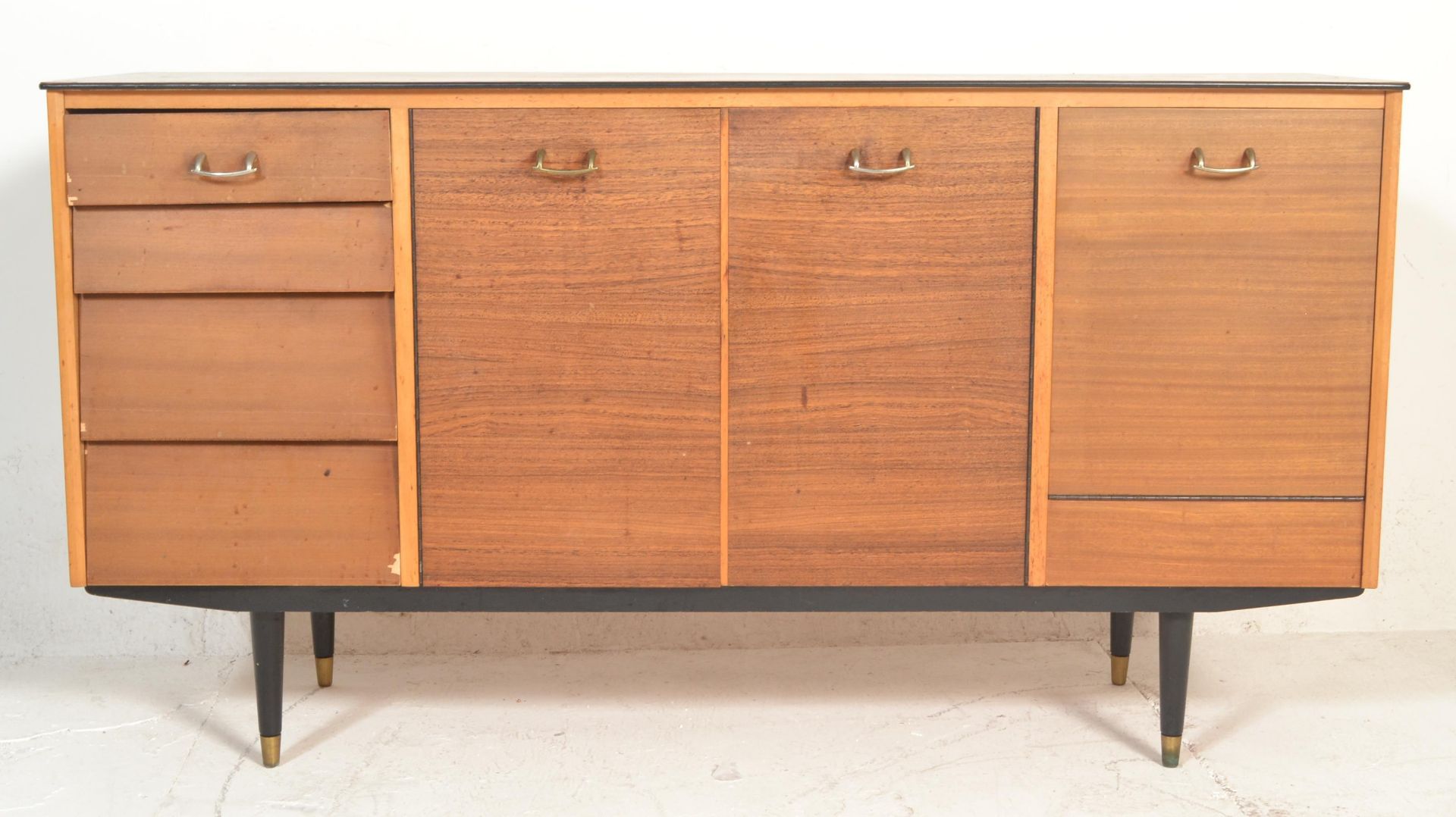 A retro mid century teak wood sideboard credenza being raised on turned legs with a wide body - Bild 4 aus 8