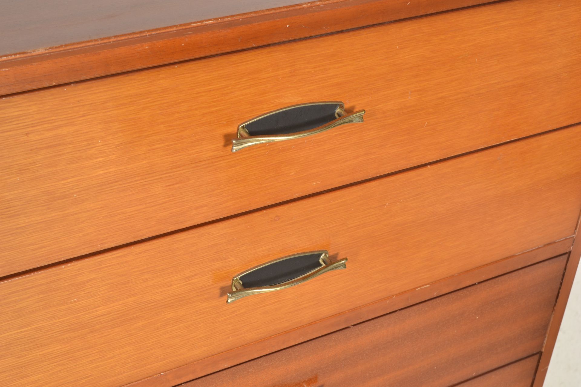 A retro 1950's / mid century teak wood pedestal chest of drawers. Raised on turned legs with a - Bild 3 aus 4