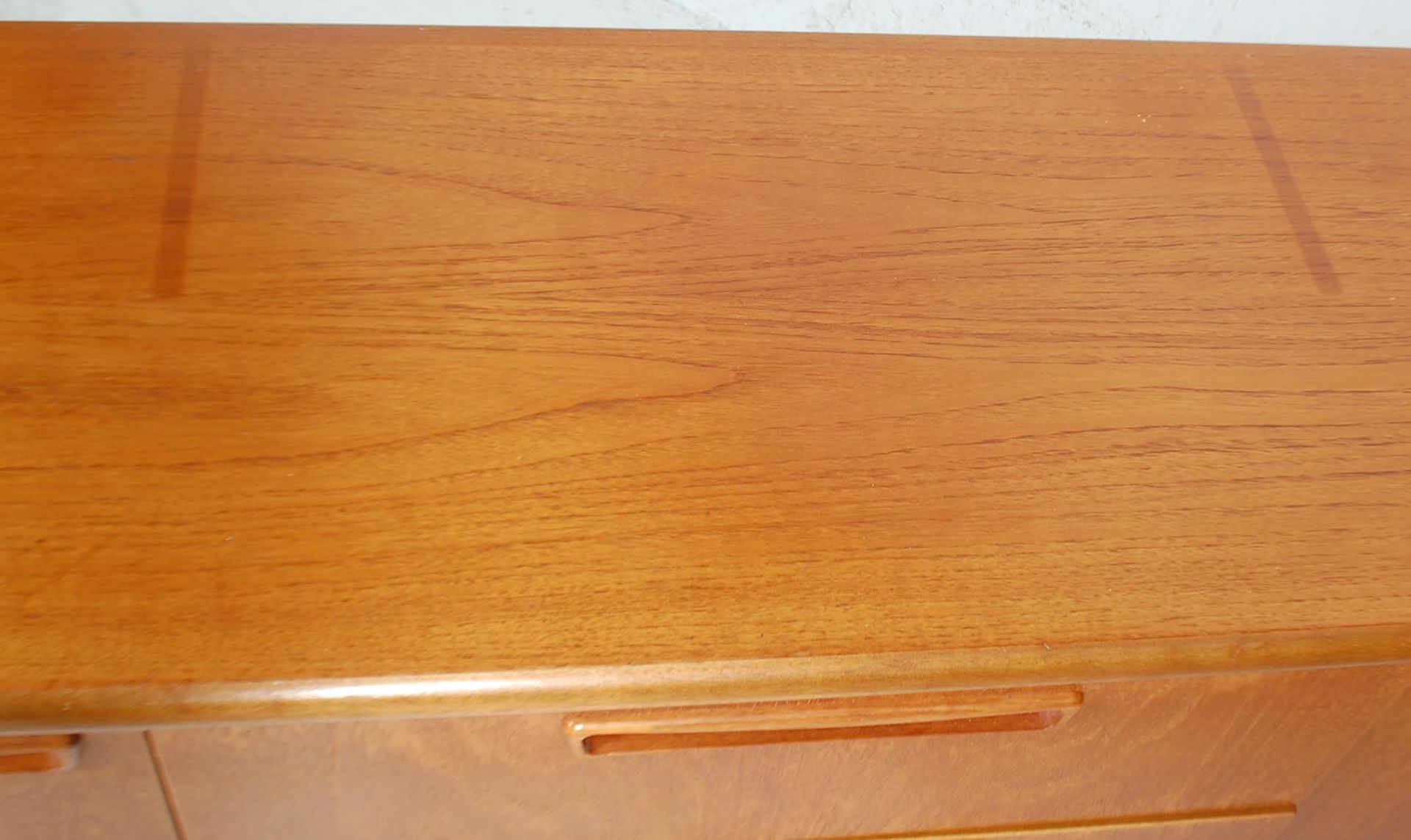 A retro 20th Century teak wood lowboard / sideboard having a configuration of two central drawers - Bild 2 aus 7