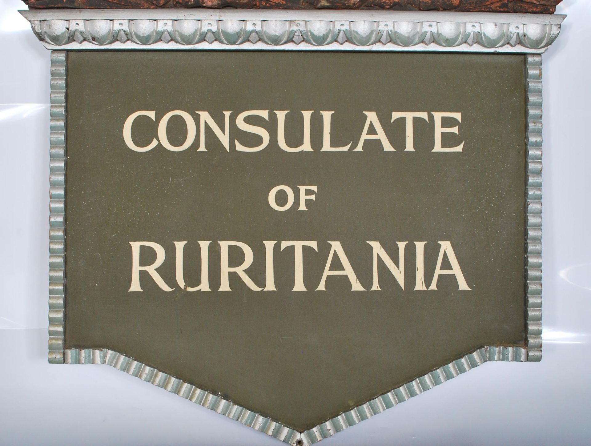 A 20th century shaped wooden sign for the ' Consulate Of Ruritania '. The sign having applied wooden - Bild 4 aus 4