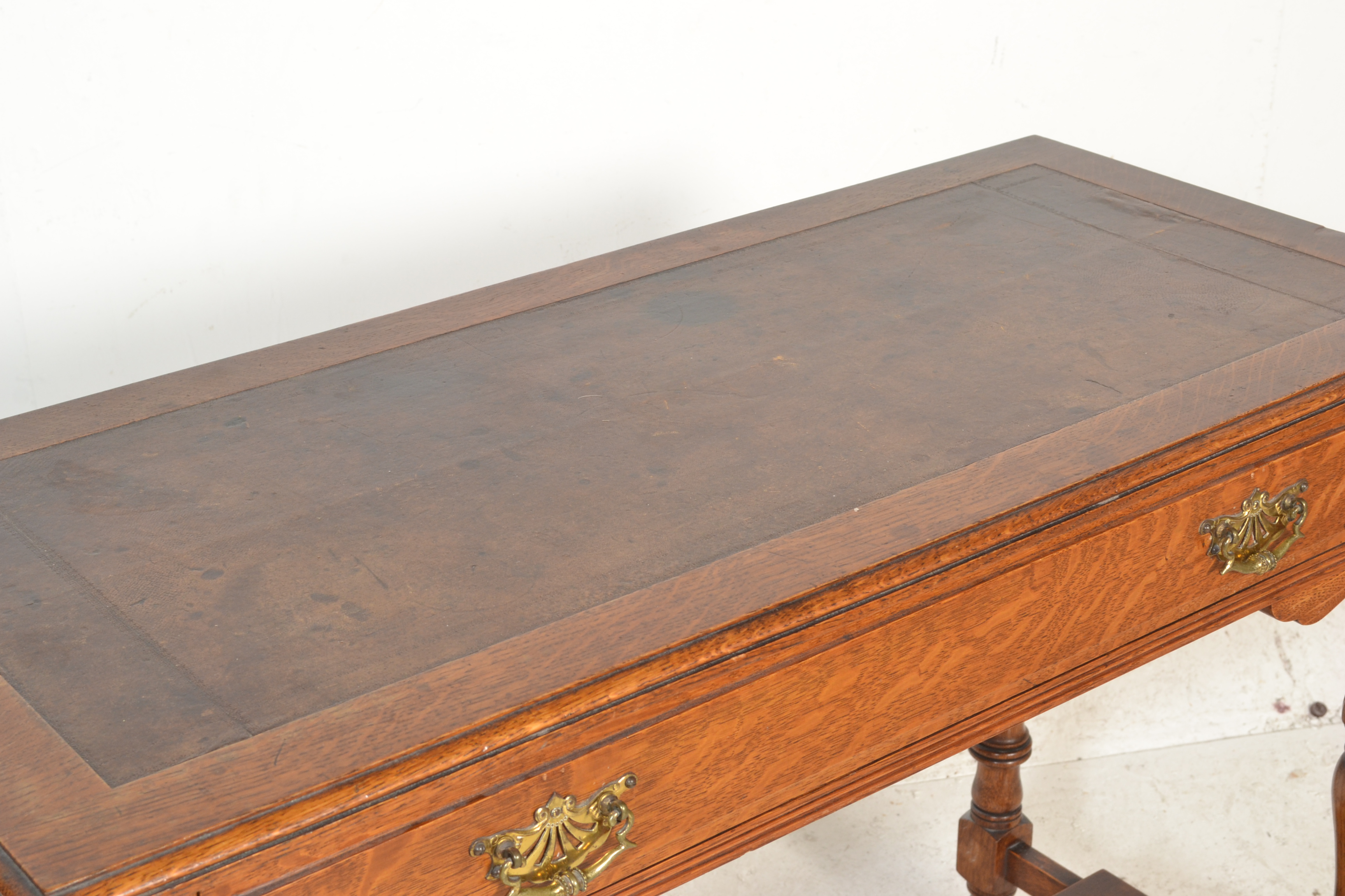 A good Victorian 19th century oak and leather writing table desk. Raised on turned legs with castors - Image 5 of 7