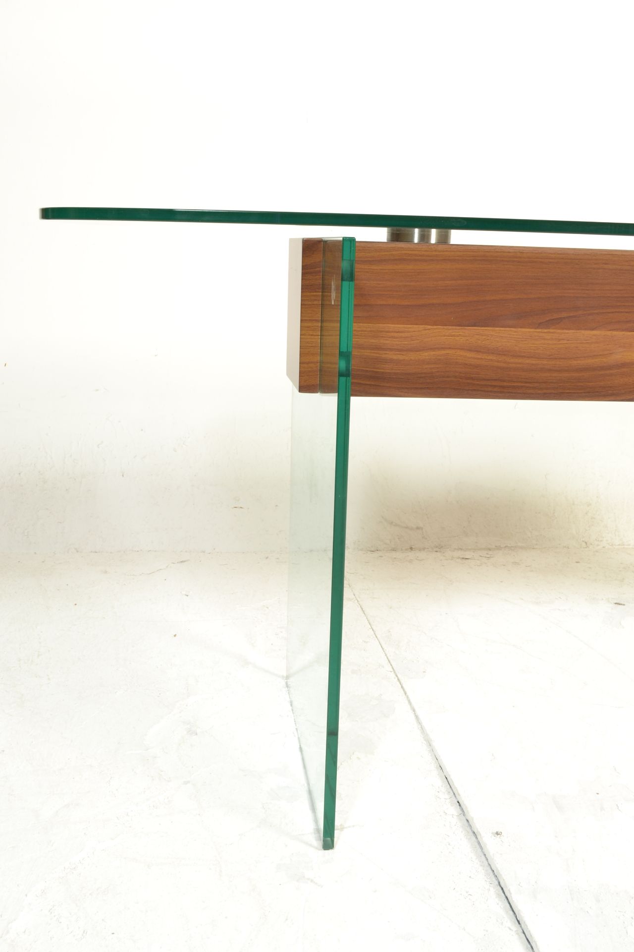 A contemporary large designer modernist glass dining table. Raised on glass panel uprights with - Bild 12 aus 13