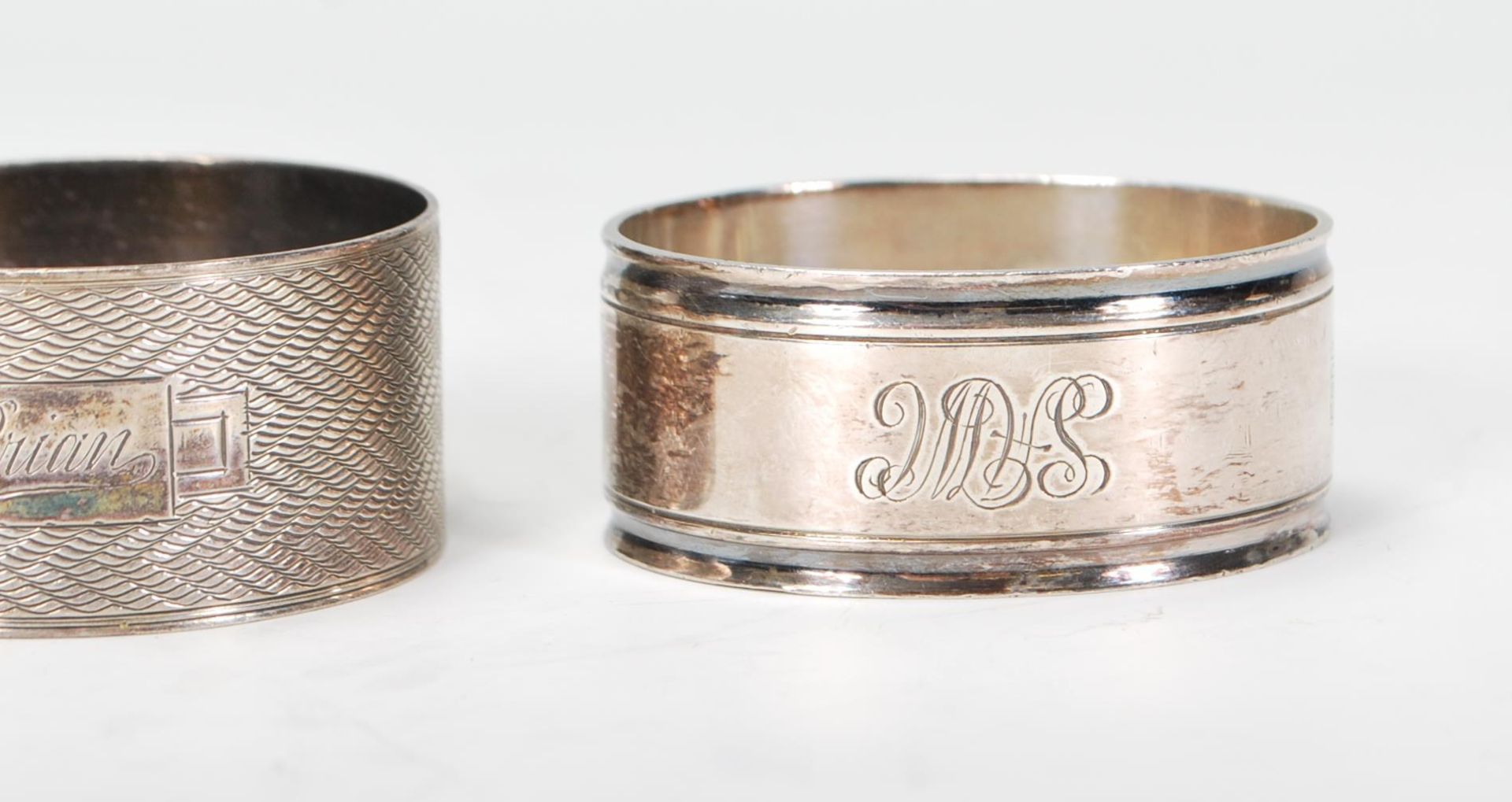 A harlequin set of four silver napkin rings to include an engine turned ring engraved Brian ( - Bild 5 aus 9