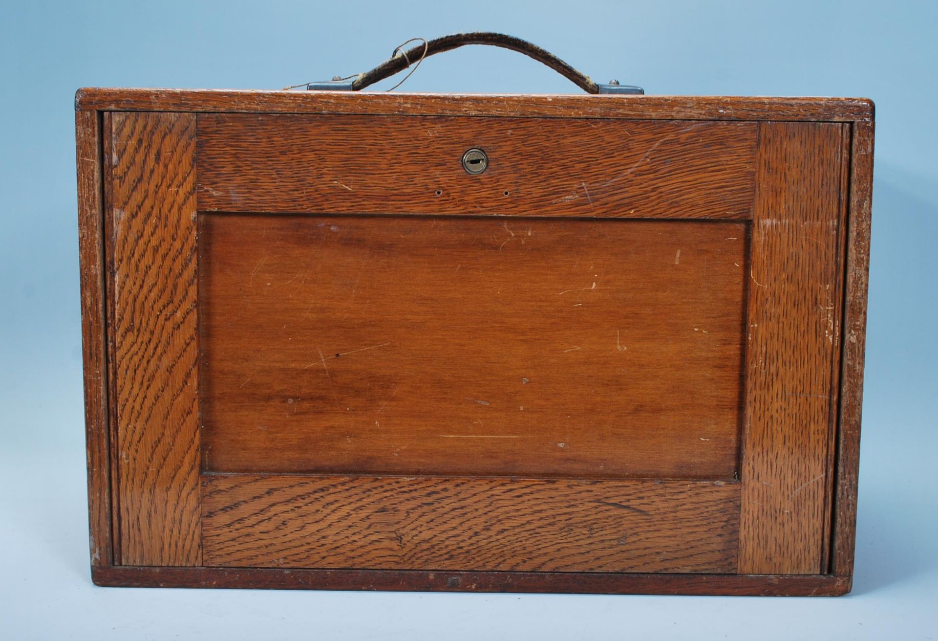 A vintage 20th Century oak engineers case, fall front revealing lined drawers containing engineers - Bild 7 aus 7