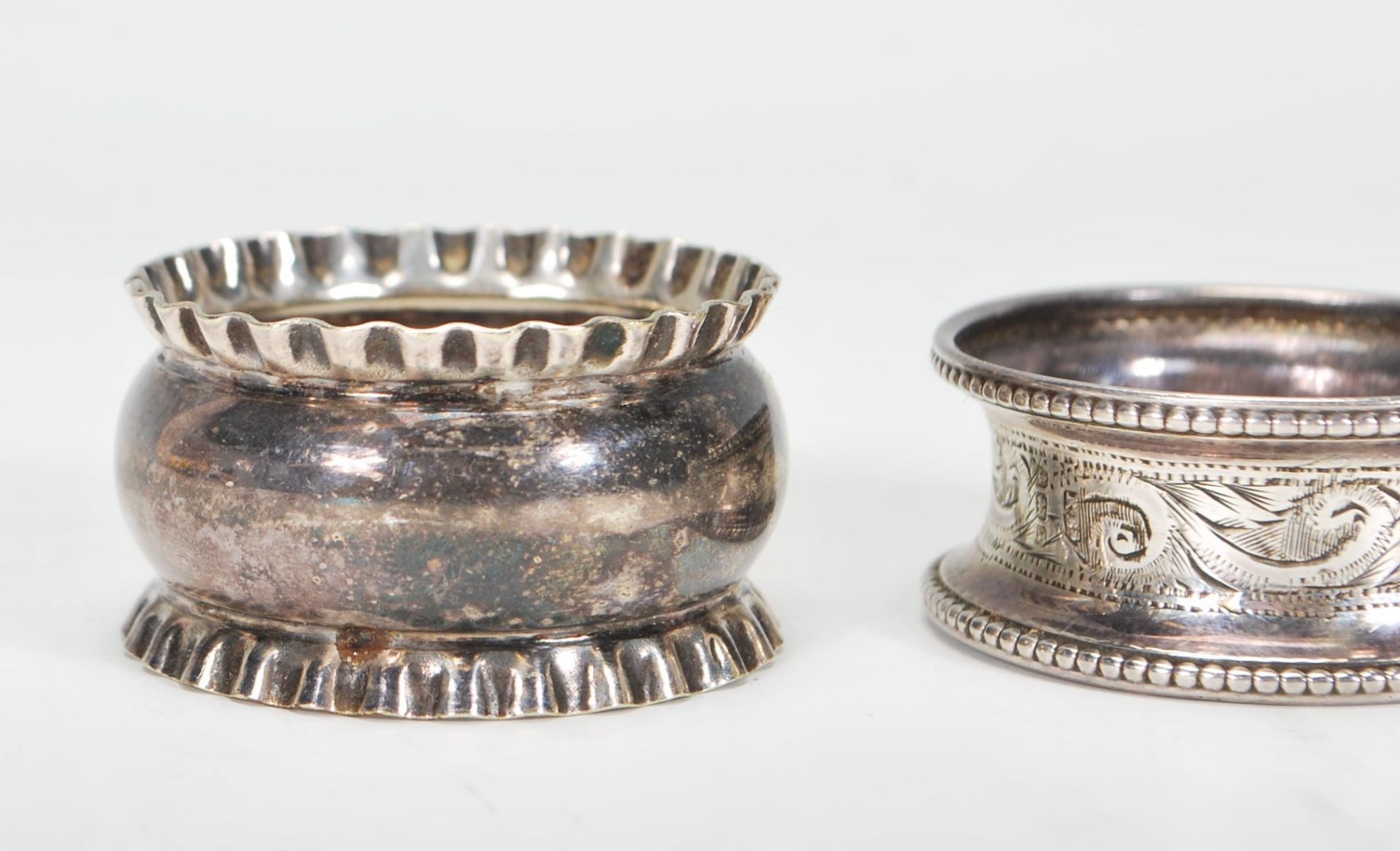 A harlequin set of four silver napkin rings to include an engine turned ring engraved Brian ( - Bild 2 aus 9