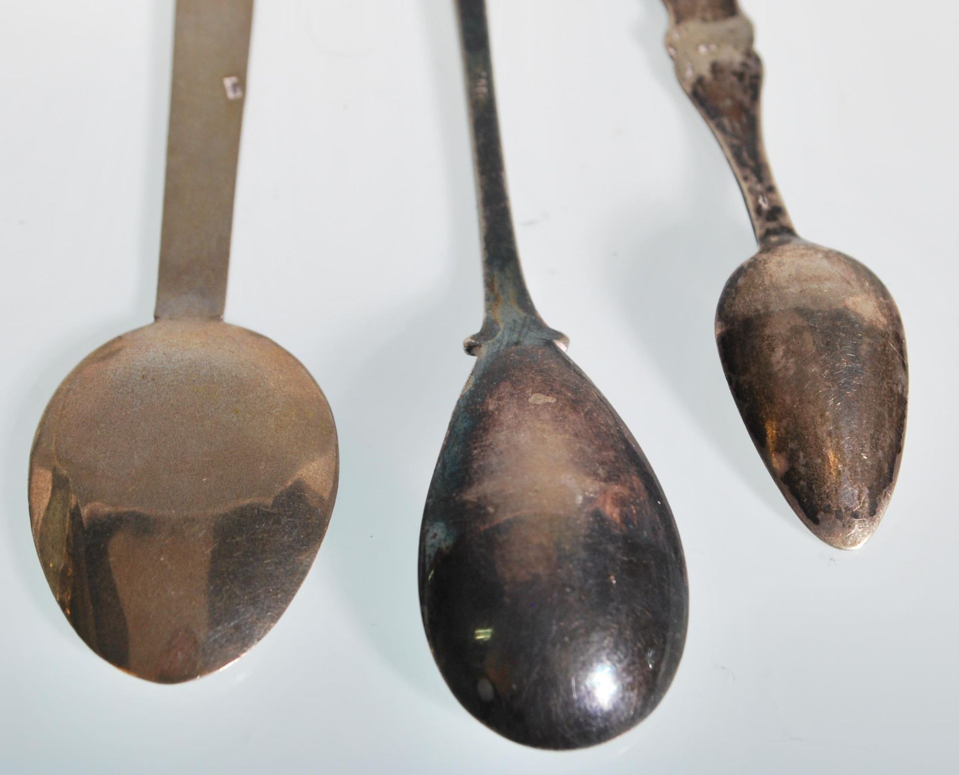 A selection of 20th Century silver spoons to include a a golfing related spoon with handle in the - Bild 12 aus 12