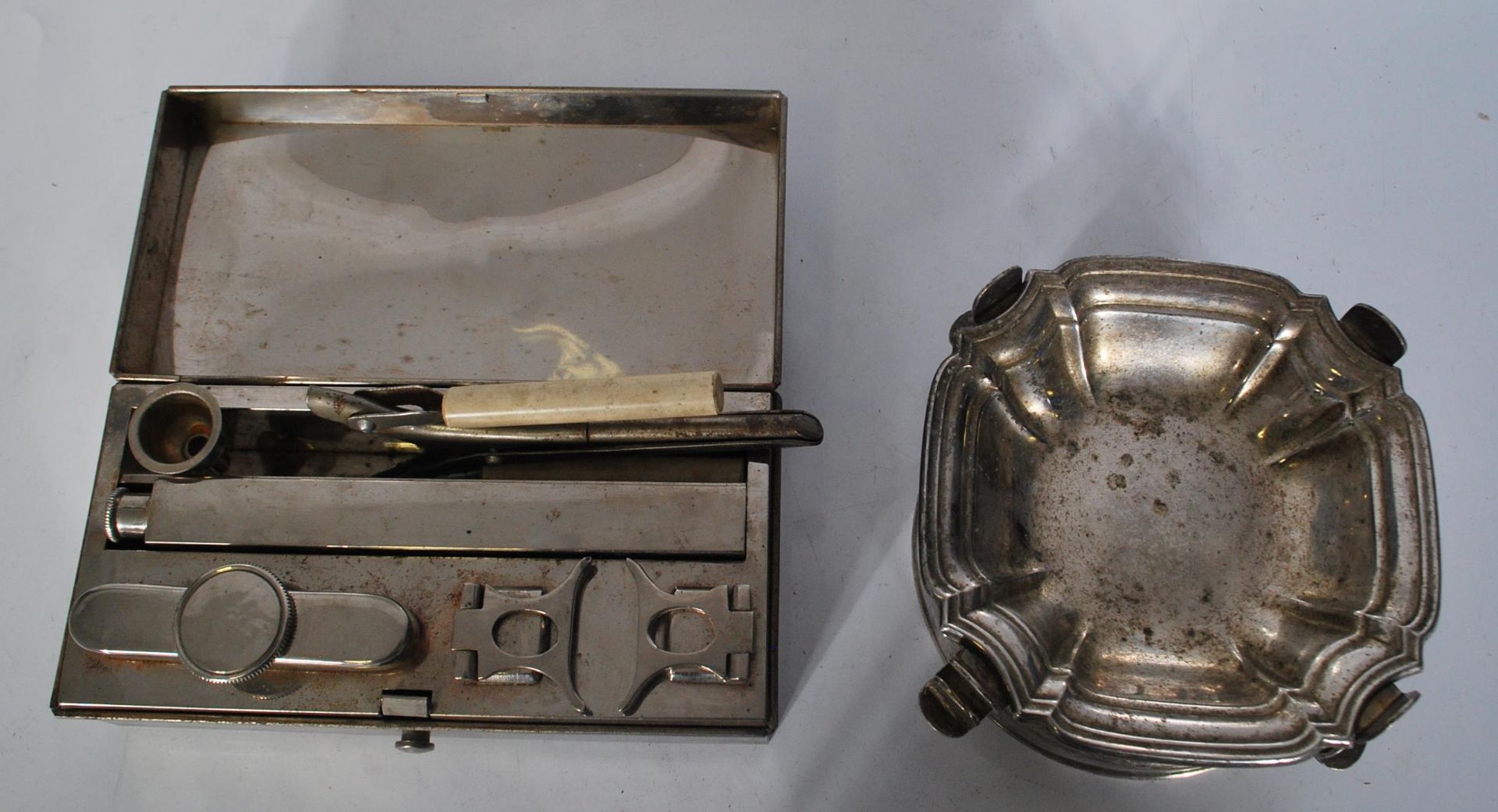 A vintage 20th Century silverplate oil burner of round form having a hexagonal tray atop supported - Bild 4 aus 4