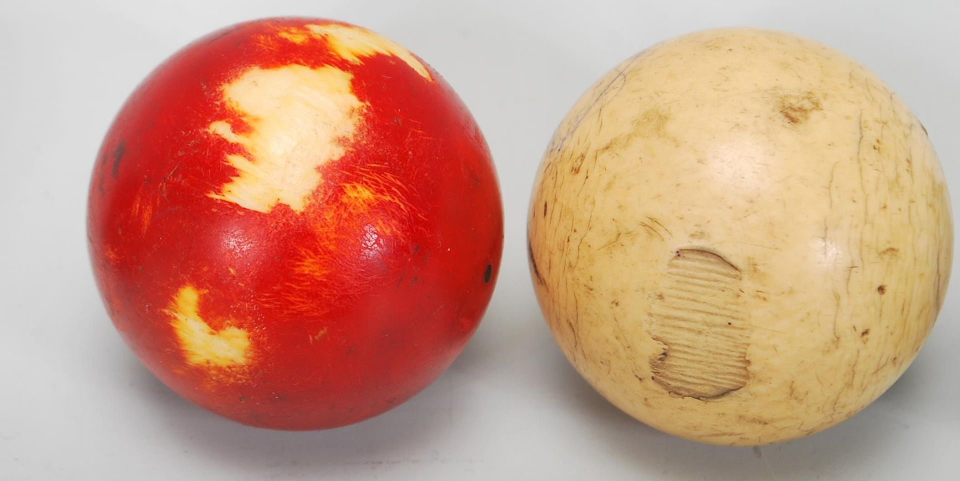 A group of five antique ivory snooker balls. Colours include one white ball, blue and black balls - Bild 5 aus 5