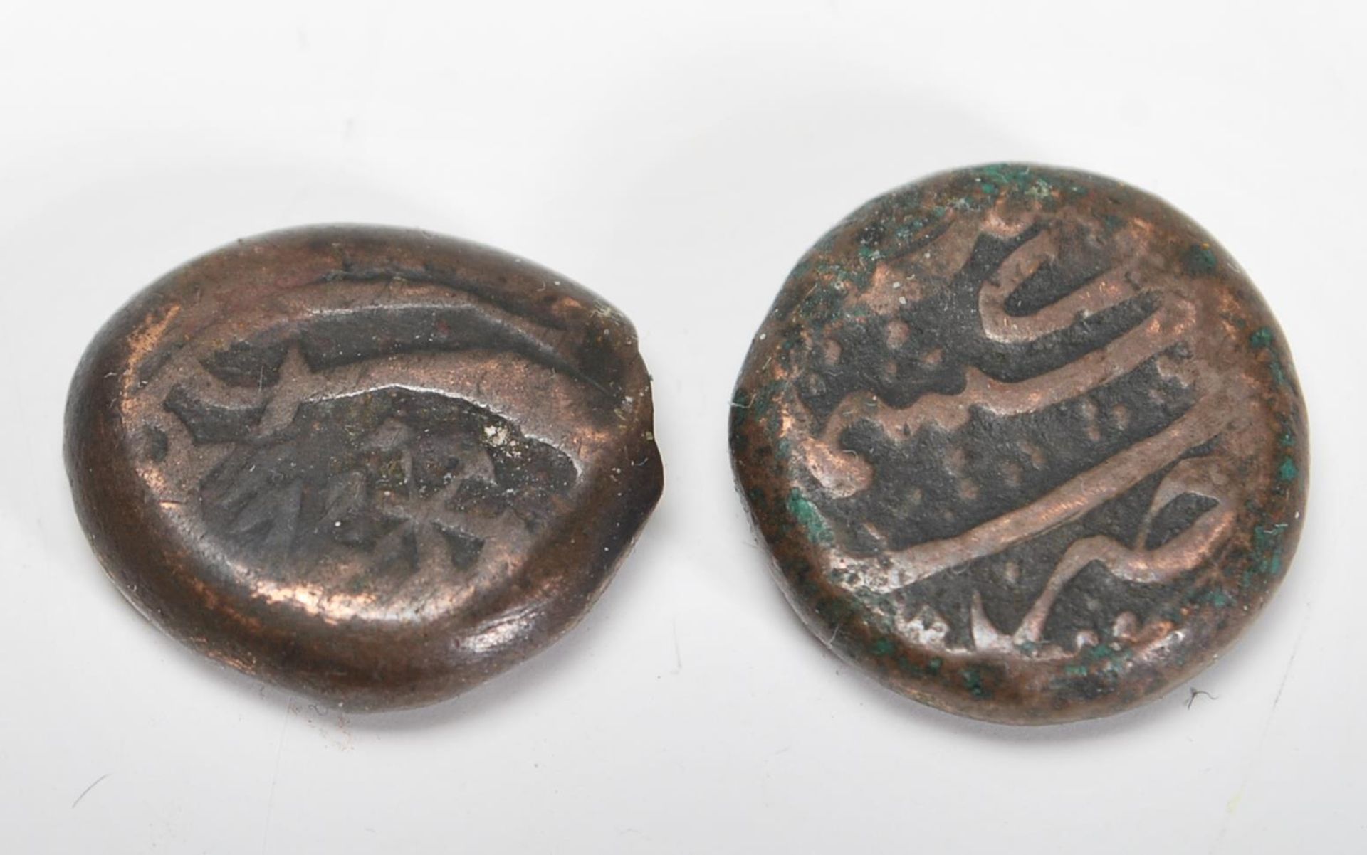 Two 18th century Indian Copper coins believed to be Princely State. Each with broad swords, one - Bild 2 aus 3
