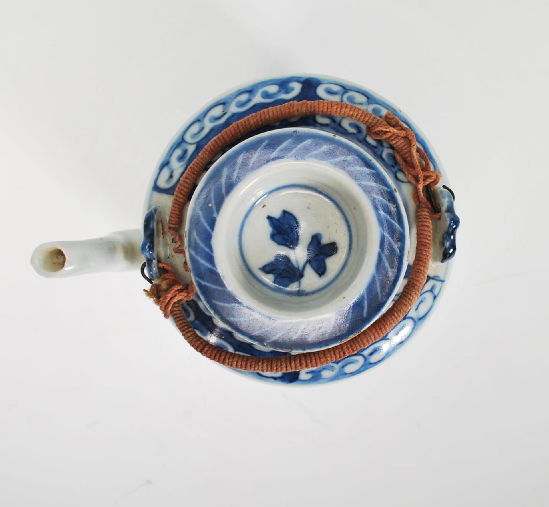 A 19th Century Chinese porcelain tea pot of tubular form hand painted in blue and white with peonies - Image 5 of 7