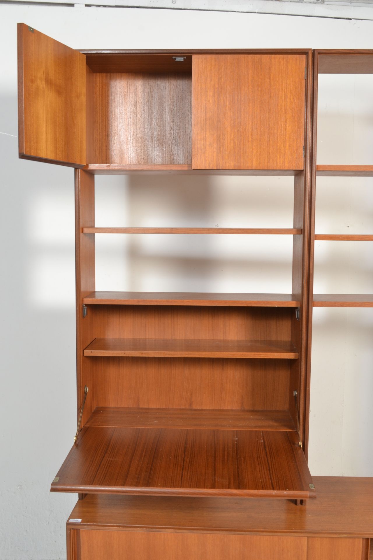 A vintage retro G Plan teak wood red label low side board having sliding inset doors, having two - Bild 5 aus 10